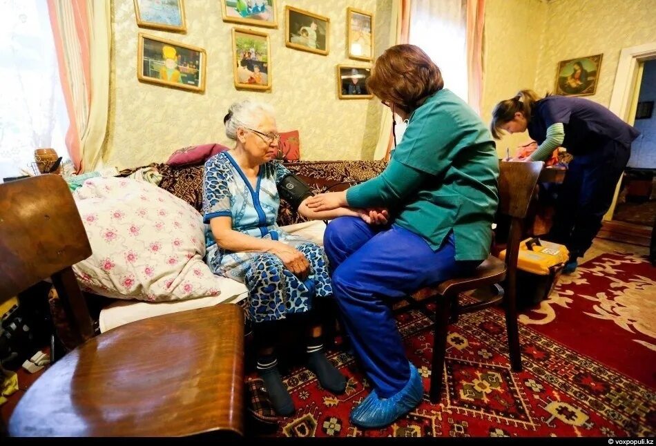 Бабушке помогала по дому. Пенсионеры дома. Квартира бабушки. Бабушка у врача.