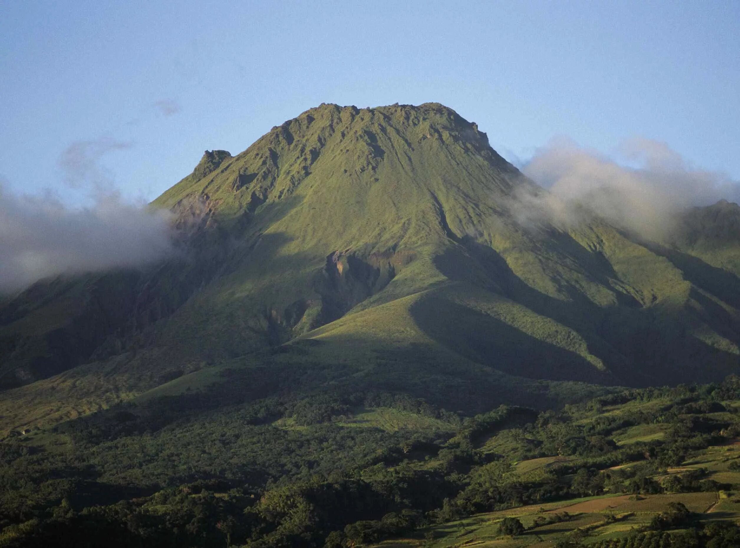 Mount shared. Вулкан Мон-Пеле. Монтань Пеле вулкан 1902. Мартиника вулкан Мон-Пеле. Вулкан Мон Пеле извержение.