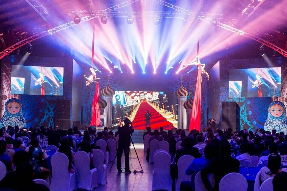 верблюды в мурино. цирк премьера санкт-петербург. событие года фото. цирк шапито внутри арена. елка мэра москвы 2023.