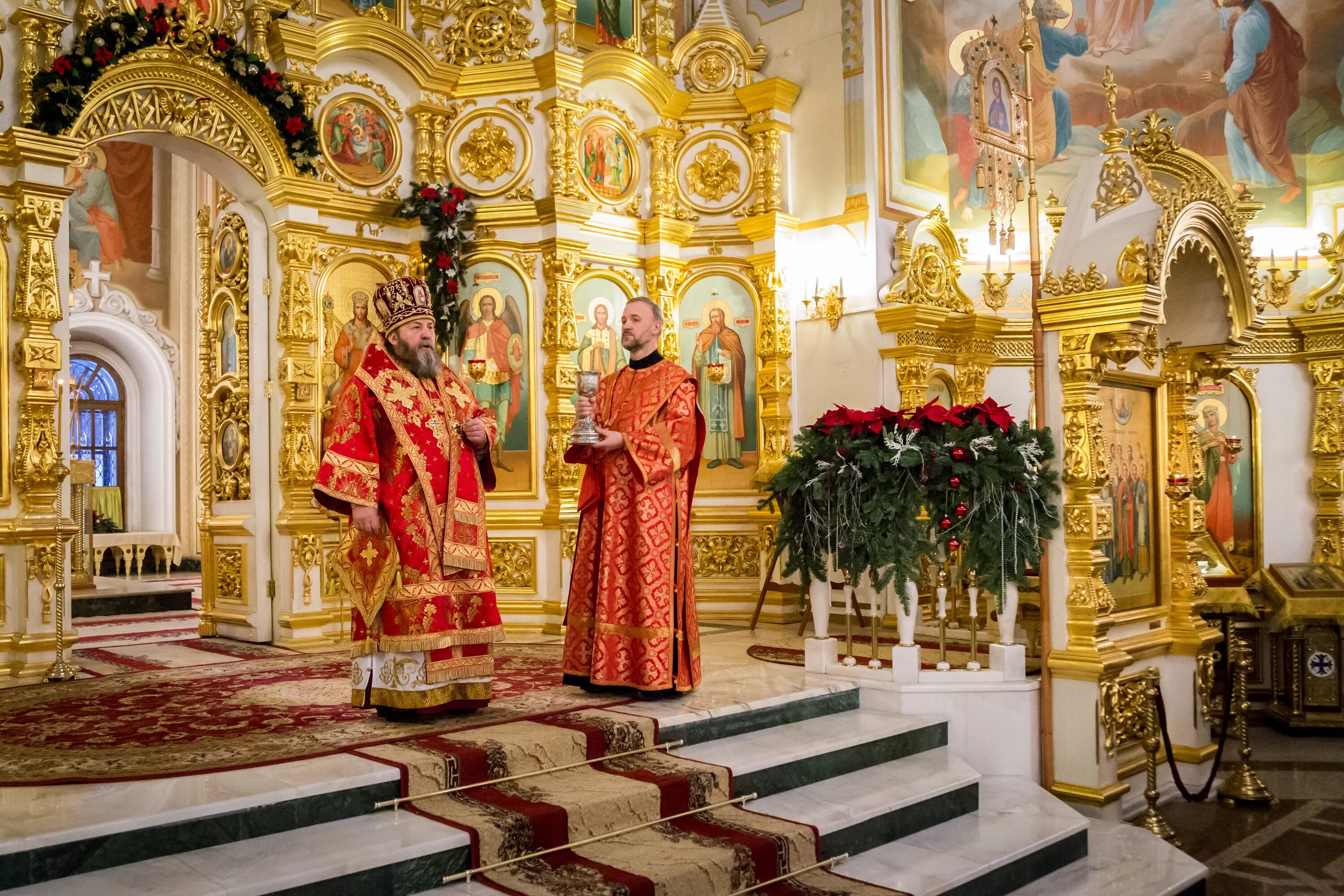 Пасха в 2022 церковь богослужения. Ижевский собор свято михайловский внутри. Экскурсия в храме чудо михаила в хонех новозыбков. Михайловский храм в псково-печерском монастыре. Богослужения в троицком соборе г.