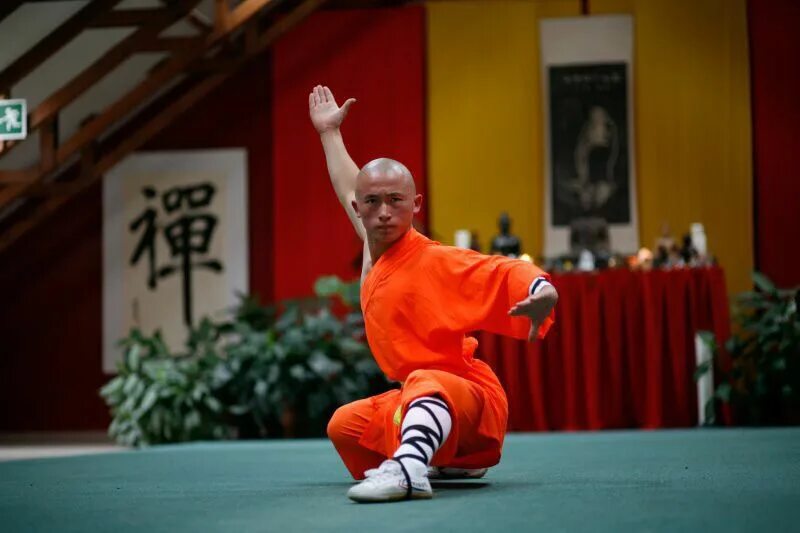 Новый мастер кунг фу. Кунг фу монахи Шаолинь. Шаолиньское кунг фу. Хэ Суо Шаолинь. Школа боевых искусств Шаолинь.
