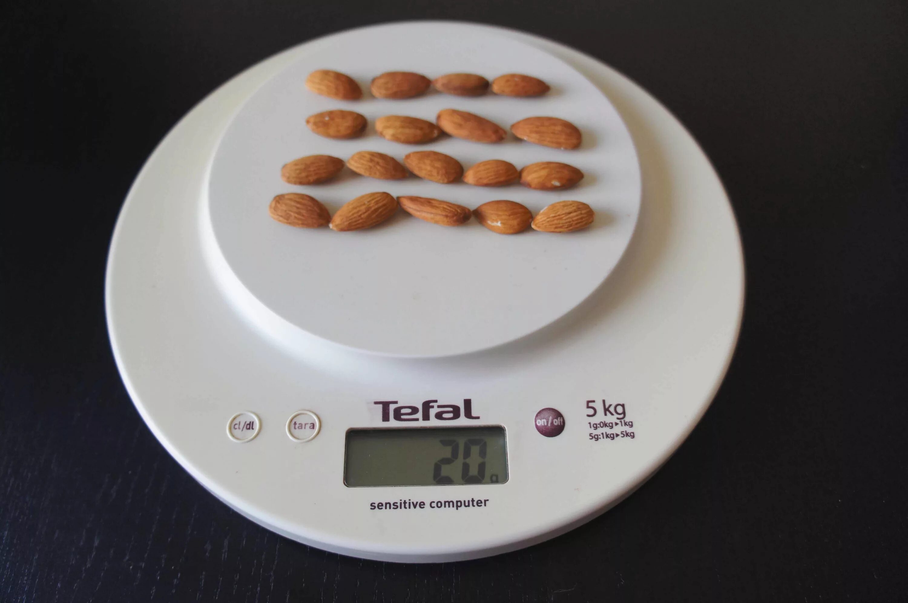 Как выглядит 30 грамм. Миндаль 30 гр. Миндаль 30 гр. 100 грамм миндаля. 30 грамм жира как выглядит.