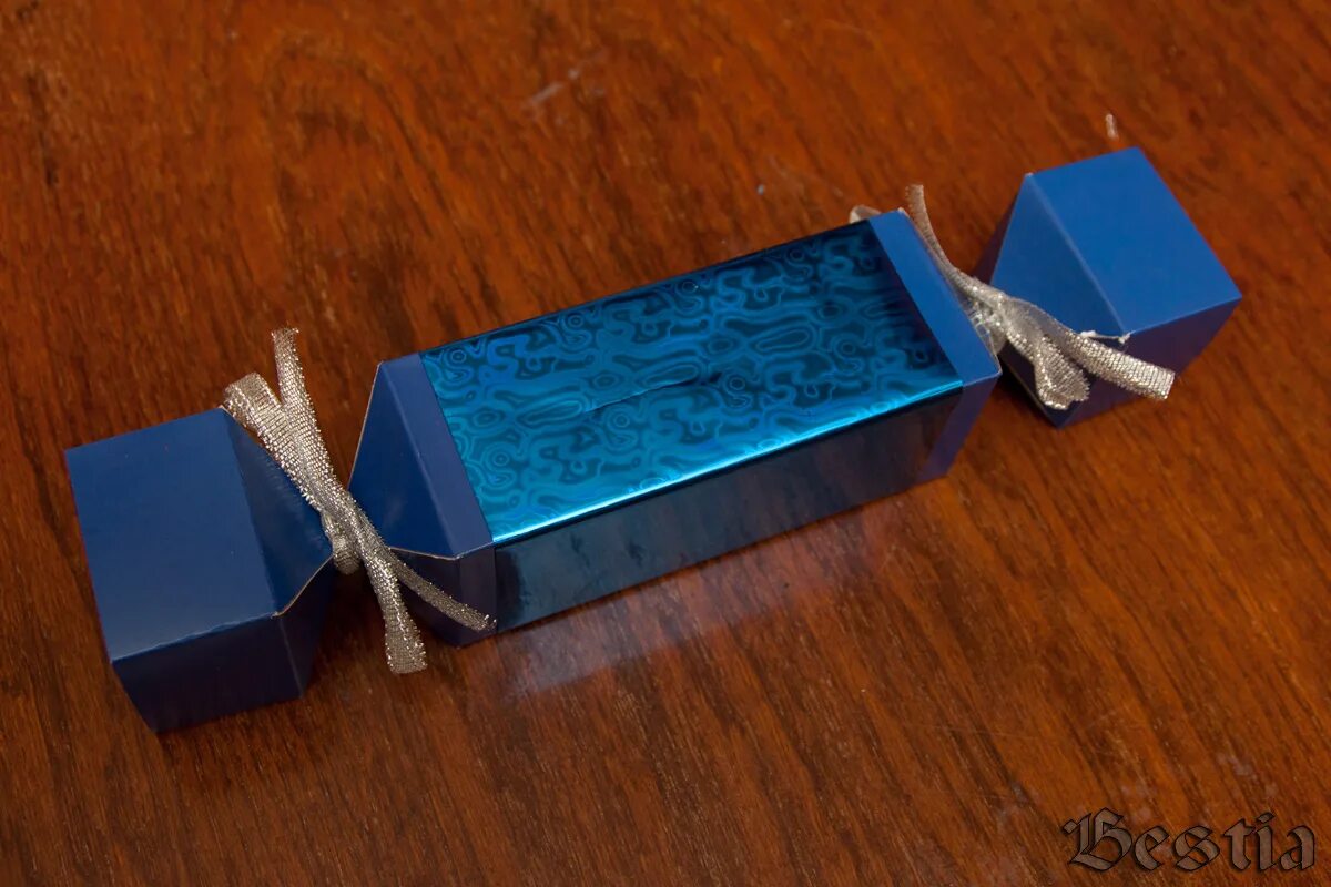 Конфета игрушка на елку. Новогодняя игрушка конфета. Елочная игрушка конфета. Новогодняя игрушка конфета. Новогодние поделки елка из конфет.