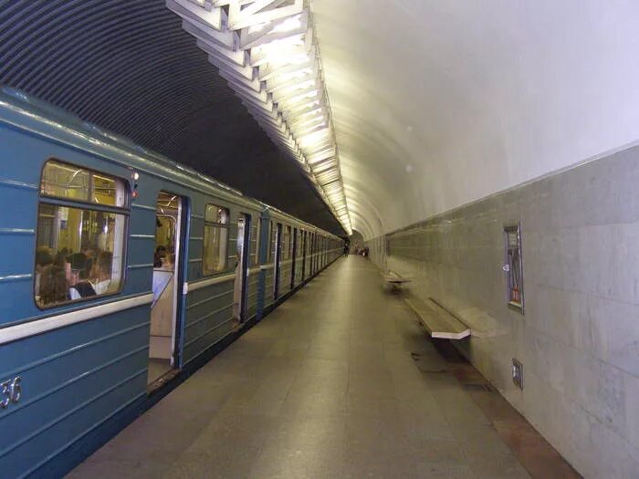 Станция шаболовская 1980. Шаболовская станция метро москва. Станция шаболовская. Витраж станции метро шаболовская. Метро шаболовская вестибюль.