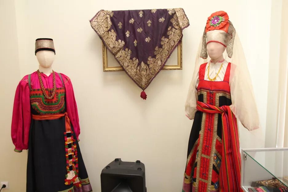 этнографическая одежда. этнографический музей спб народный костюм. этнографический костюм. русский праздничный костюм. традиционная татарская одежда.