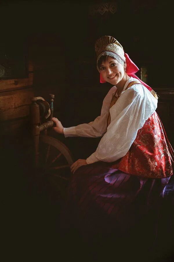 Человек прядет. Журавлев Пряха. Журавлев Пряха картина. Девушка с прялкой.