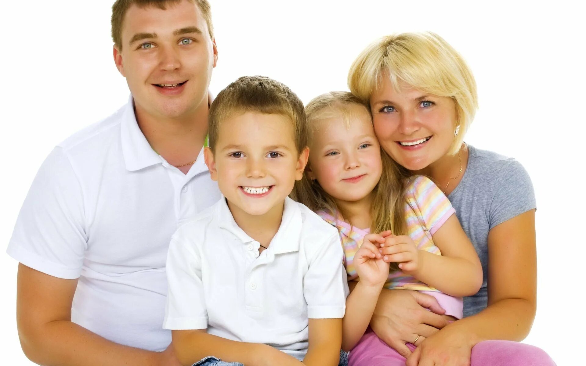 Семья на белом фоне. Семья на прозрачном фоне. Семья со счастливым ребёнком. Родители и дети на белом фоне.