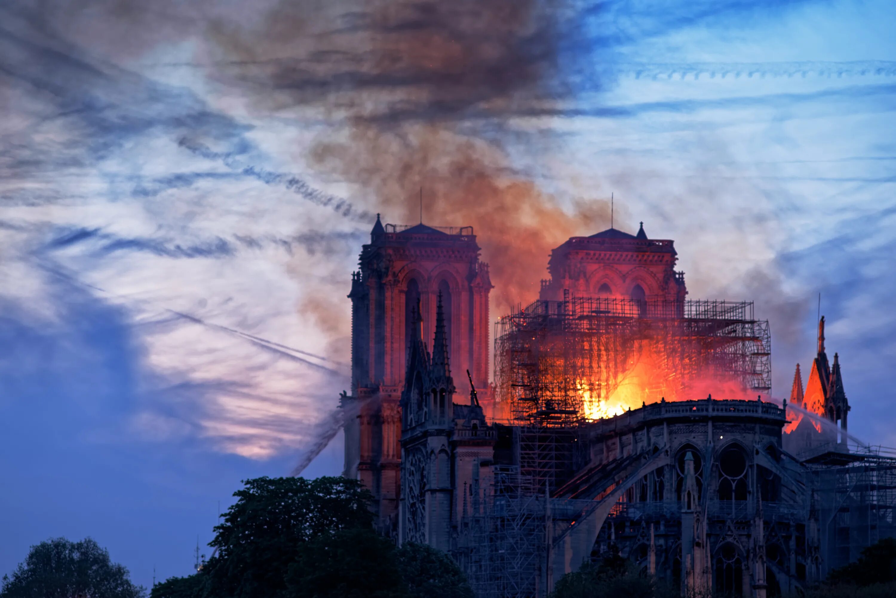 Город после пожара. Храм Парижской Богоматери пожар. Нотр дам де пари сгорел.