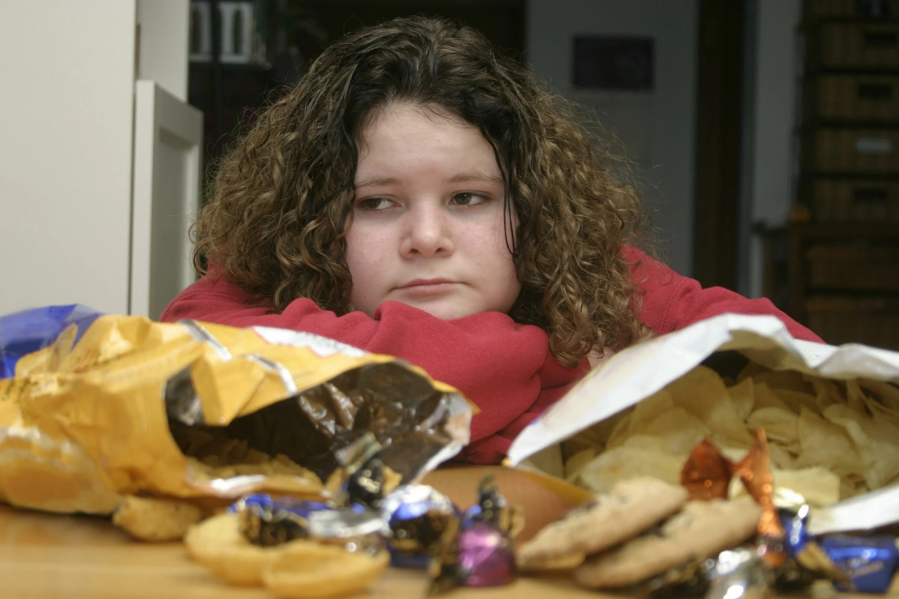 Девочка ест чипсы. Толстая девушка с чипсами. Толстая девочка ест чипсы. Дети которые едят чипсы.