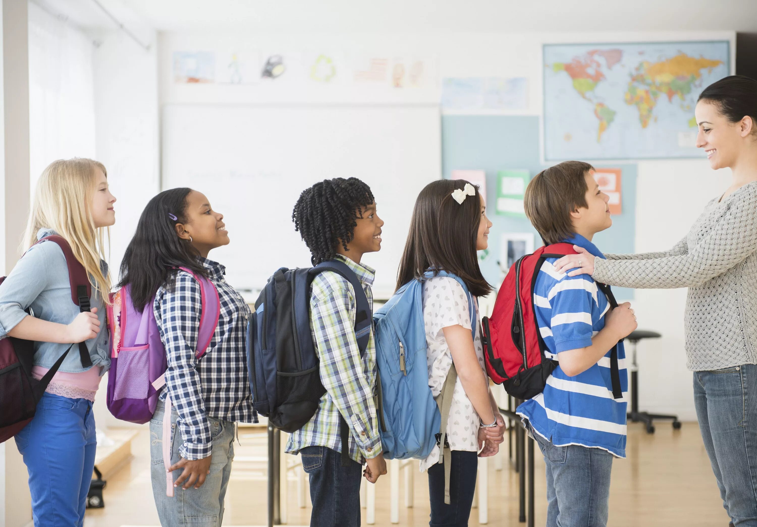 Школьники в ряд. Дружелюбный педагог. Classroom Management в классе. Очередь перед школой.