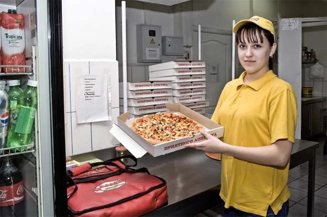 Доставка пиццы на дом алло. Форма работников пиццерии. Алло пицца. Сотрудники пиццерии. Работник пиццерии.