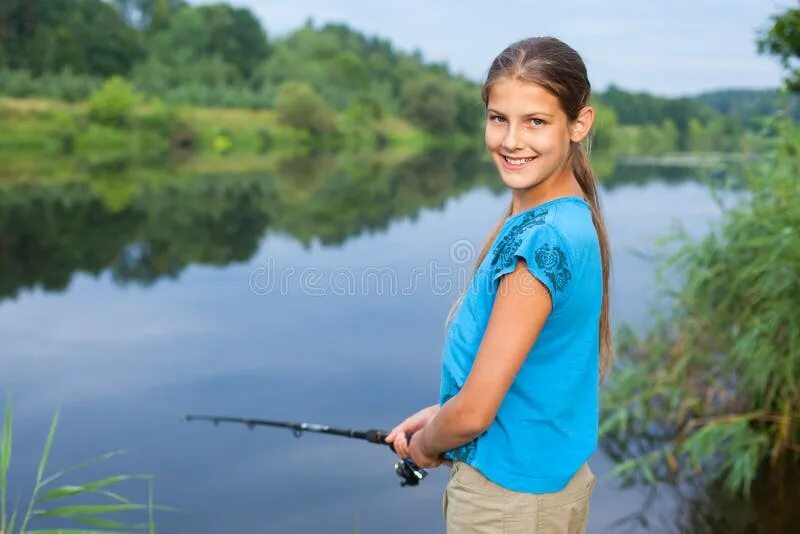 Ловят подростков. Девочки подростки на рыбалке. Девочка с удочкой. Девушка рыбачит на реке. Девушка на берегу с удочкой.