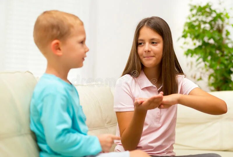 Сестра с братом учат уроки. Поцелуй в фильме мы миллеры. Старшая сестра учит младшую. Эпизоды из фильма сестренка. Совратила ребенка.