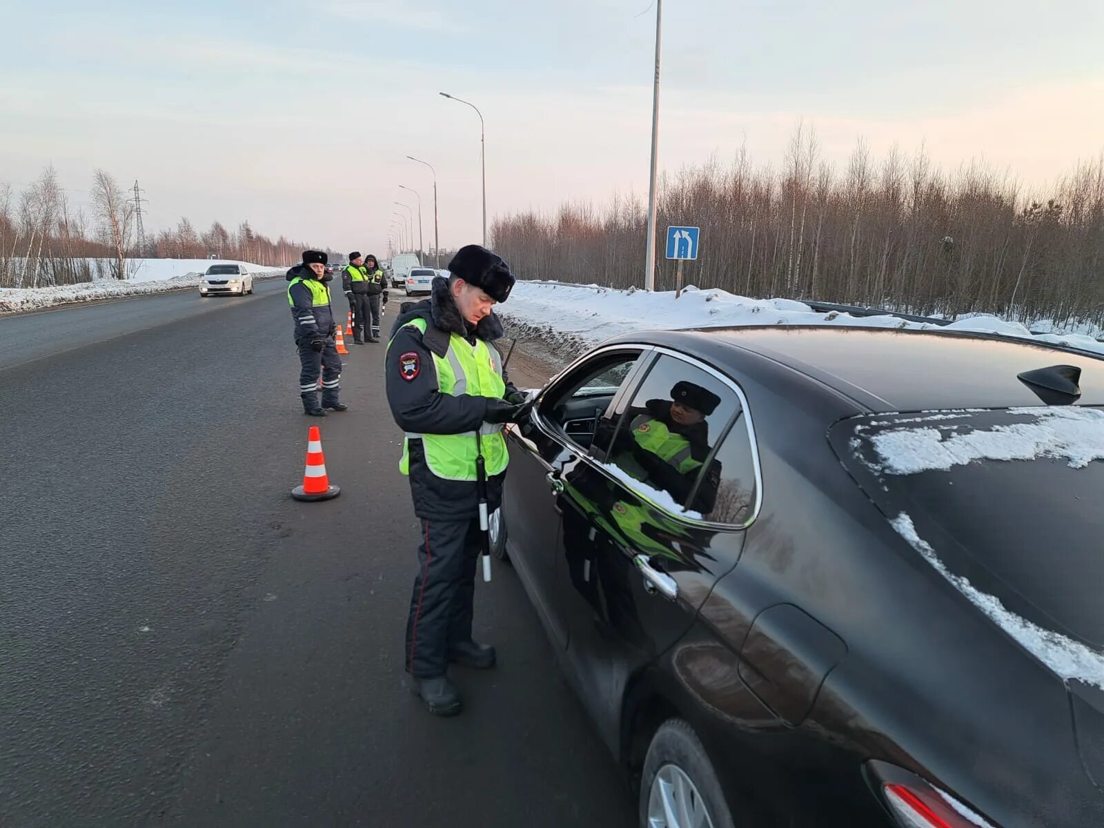 рейд трезвый водитель архангельск. акция трезвый водитель в архангельске фото. нетрезвый водитель. трезвый водитель архангельск. группа полицейских.
