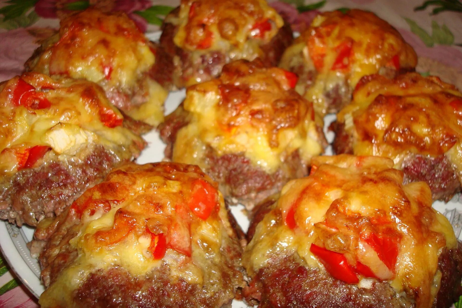 Сколько запекается фарш. Вкусное блюдо из фарша в духовке. праздничное блюдо из фарша. котлеты из фарша в духовке. горячие блюда на праздничный стол.