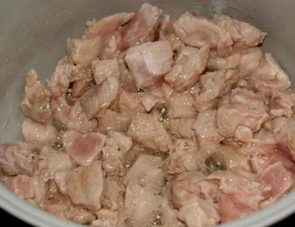 Свинина в мультиварке поларис. Свинина в мультиварке кусочками тушеная. свинина в мультиварке кусочками. свинина тушеная в мультиварке редмонд. как делают мясо с черносливом.