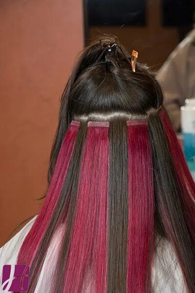 Сколько можно с нарощенными волосами. Наращивание цветных прядей. Нарощенные цветные пряди. Наращивание цветных прядей волос. Капсульное наращивание цветных прядей.
