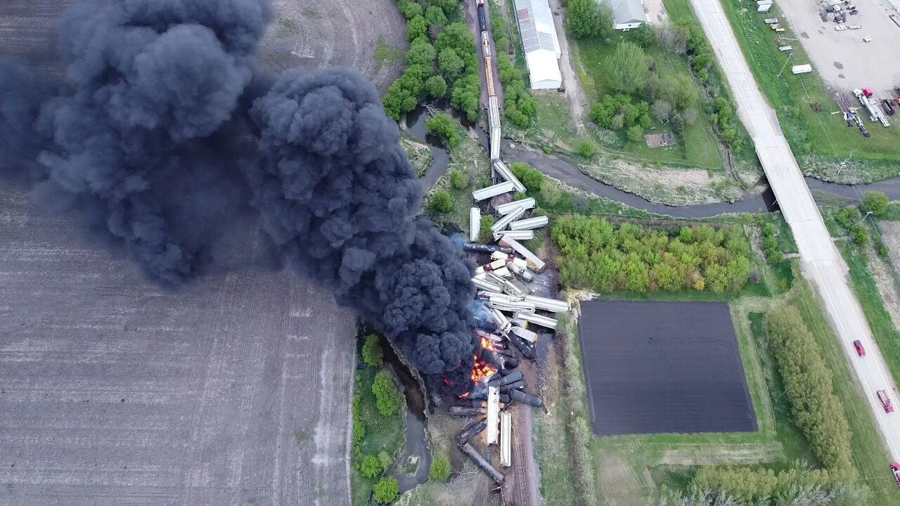 Происшествия крушение. Взрыв поезда с химикатами в США. Химическая авария крушение поезда с. Железнодорожная катастрофа Торре-дель-Бьерсо.