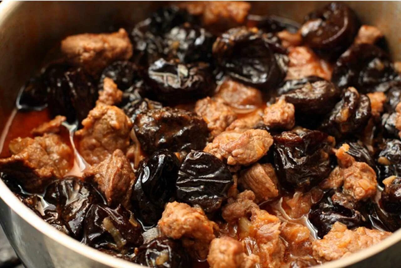 Говядина с грецкими орехами рецепты. Мясо с черносливом. мясо с черносливом тушеное. говядина с черносливом. мясо с черносливом в духовке.
