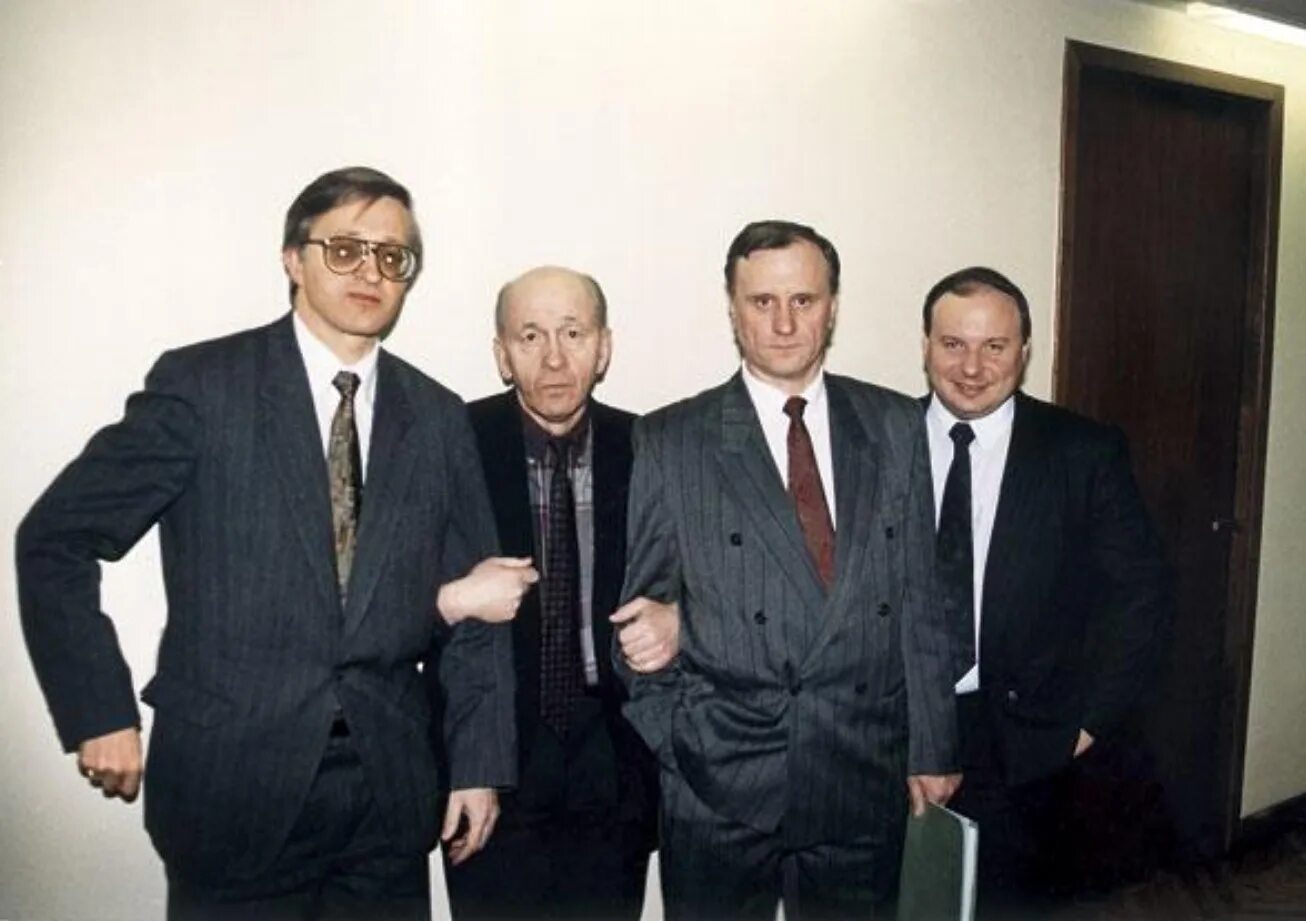 березовский немцов гайдар чубайс. чубайс гайдар авен шохин. гайдар и чубайс. молодые реформаторы. гайдар авен чубайс фридман.