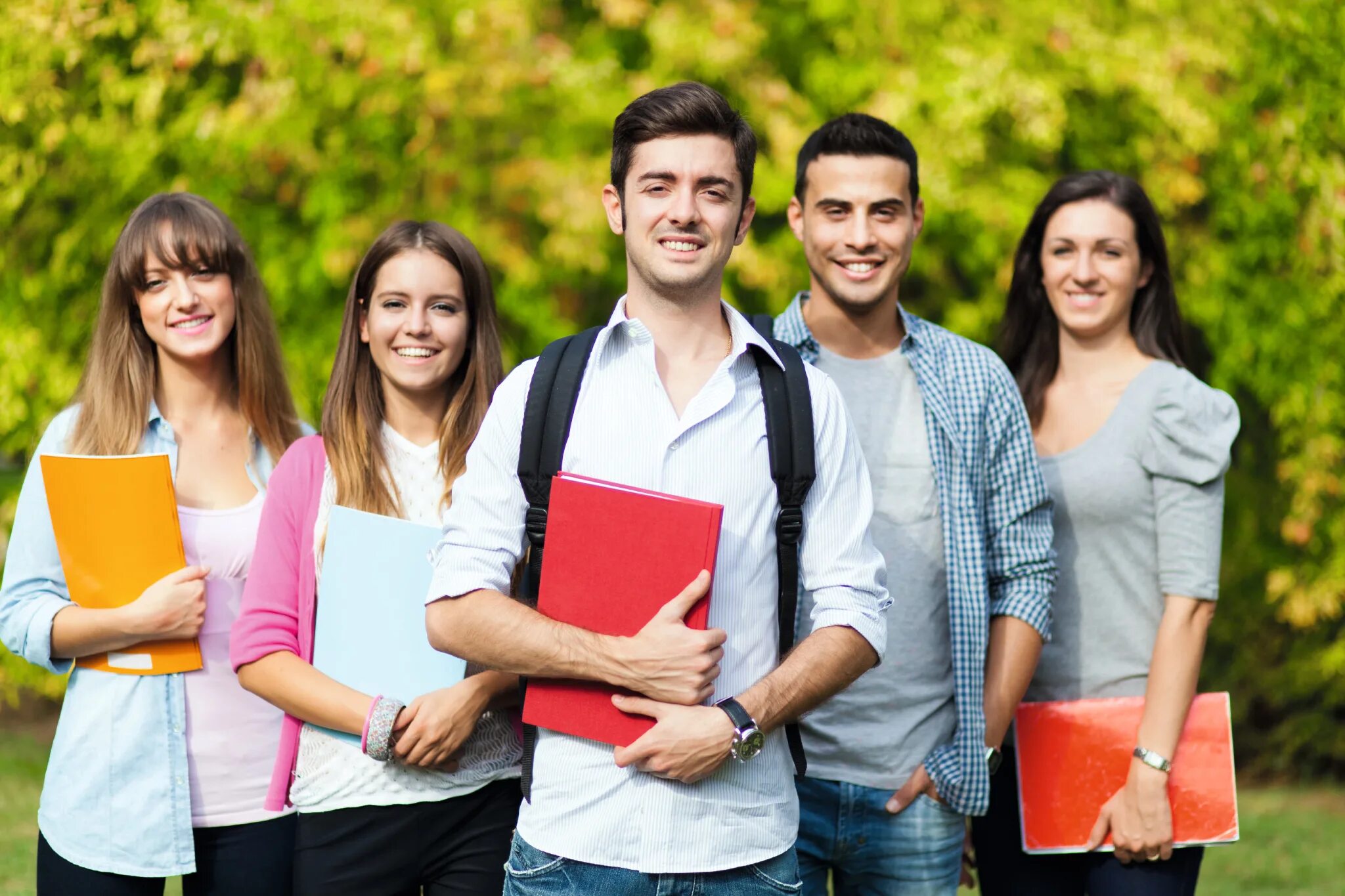 A group of students is. Студенты. Счастливые студенты. Фотосессия группой студентов. Студент картинка.