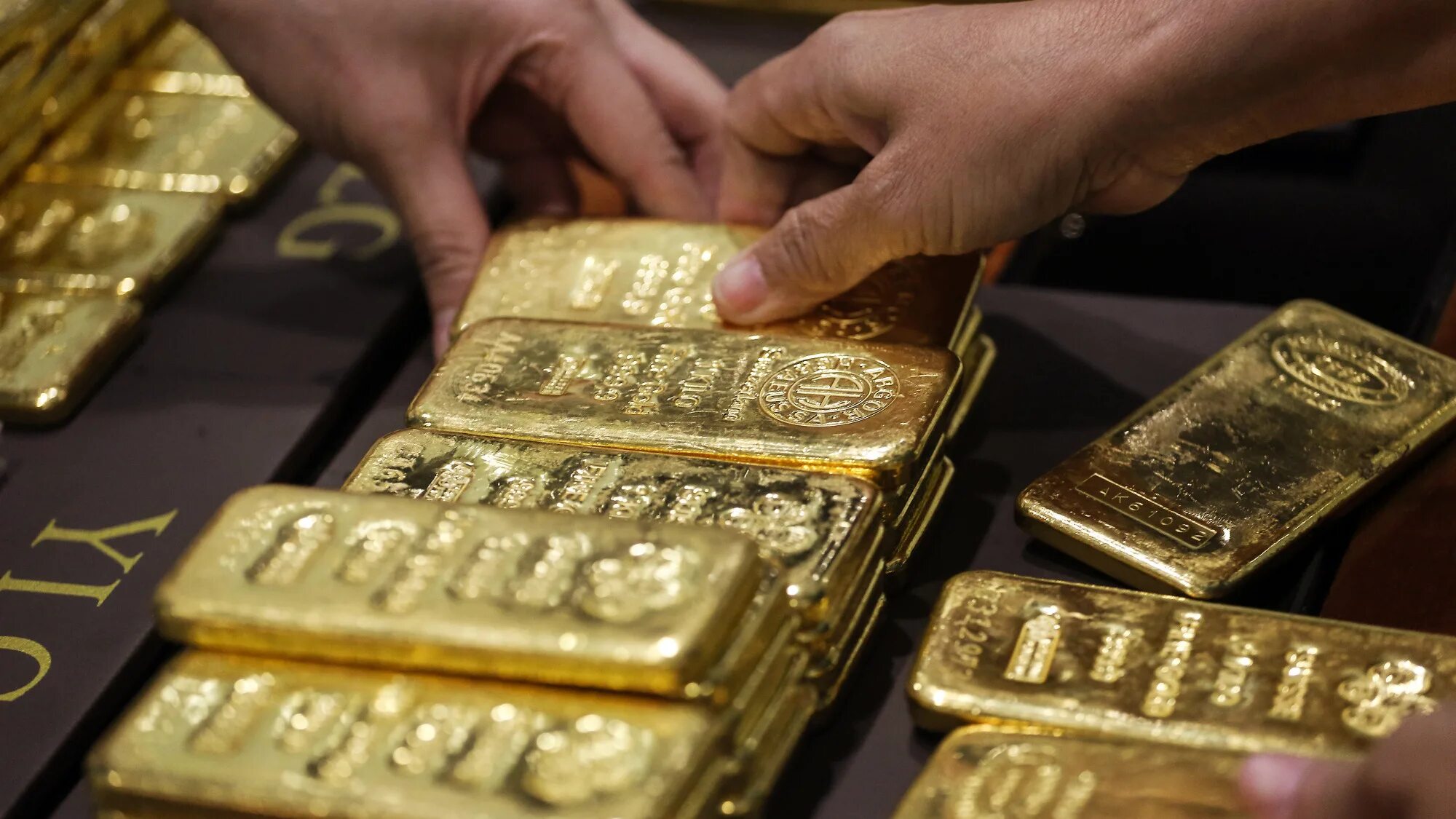 Покупка золота первый. Слиток золотой. Венесуэльское золото. Слитки золота в банке. Тонна золота.