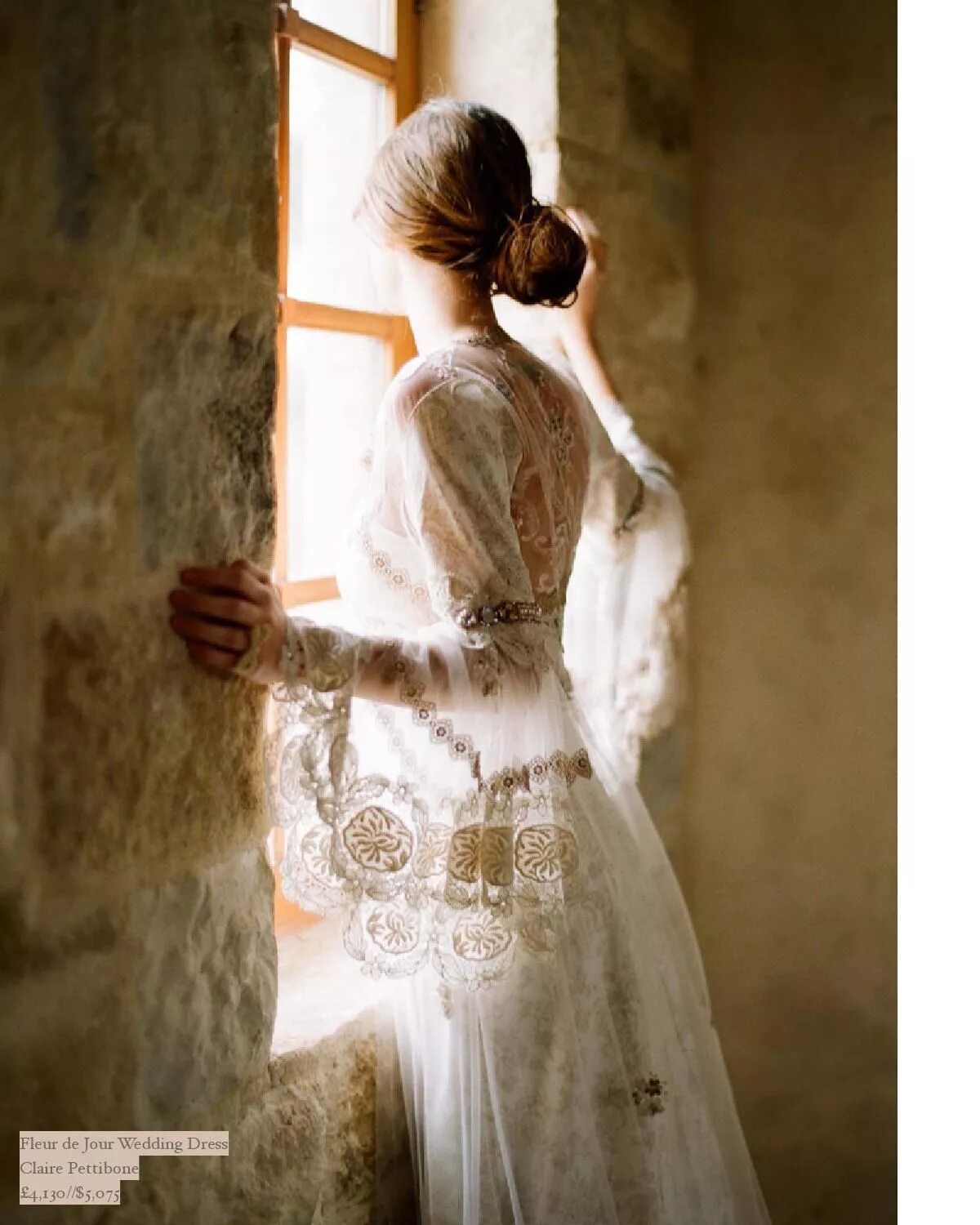 За окном белом платье. Claire Pettibone 2012 Wedding Dress. Девушка в старинном платье. Девушка ГОТВ кружевном платье. Нежная женщина.