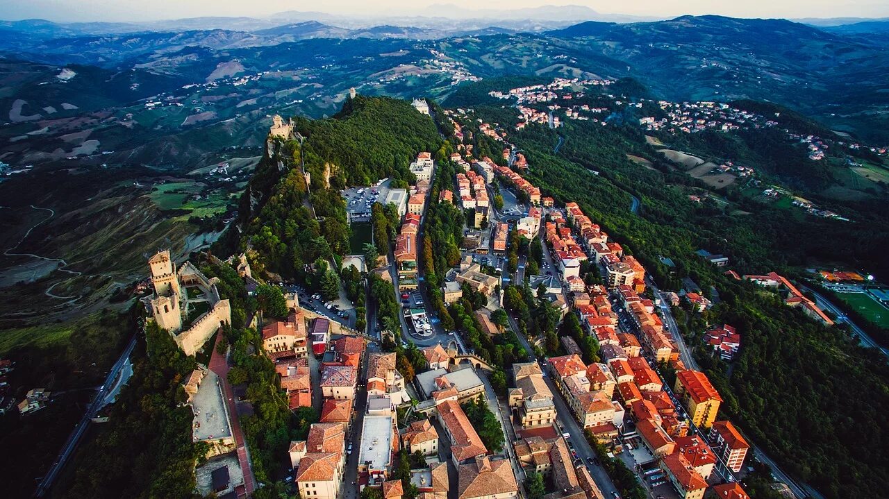 Сан марино европа. Сан Марино город в Италии. Сан Марино с высоты птичьего полета. San Marino (Сан Марино). Столица Сан Марино столица.