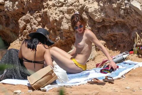 32-летняя британская киноактриса и фотомодель Эмма Уотсон топлес на пляже.
