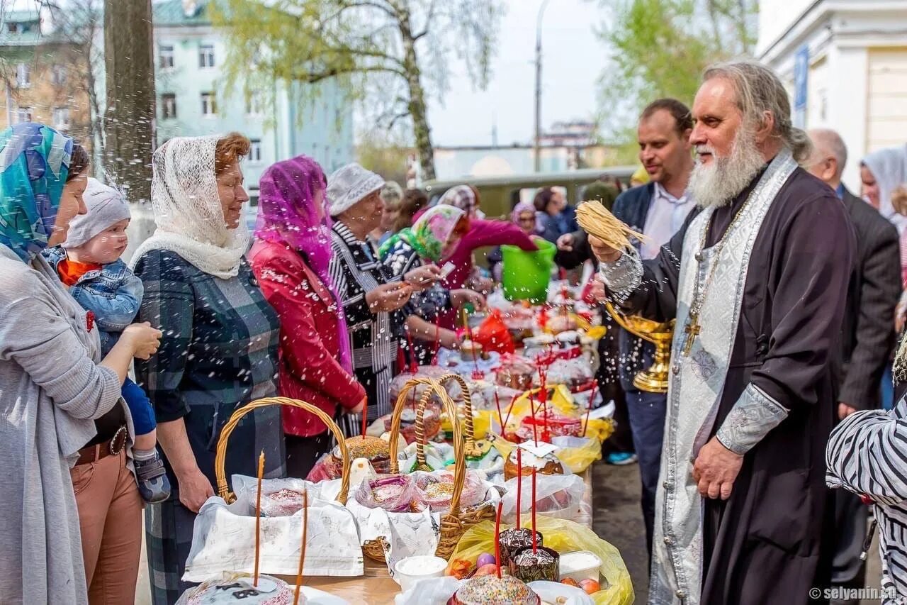 Пасха в 2024 году в греции. Освящение куличей на Пасху. Пасха Церковь. Великая суббота освящение куличей. Освящение куличей в храме.