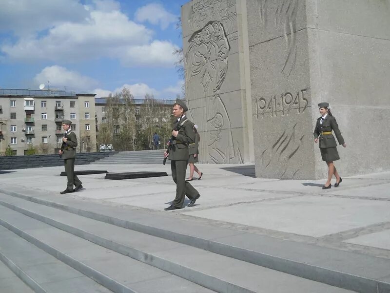 Пост 1 память. Пост 1 Новосибирск. Монумент славы Новосибирск пост. Пост номер 1. Вахта памяти у памятника Бориса Богаткова.