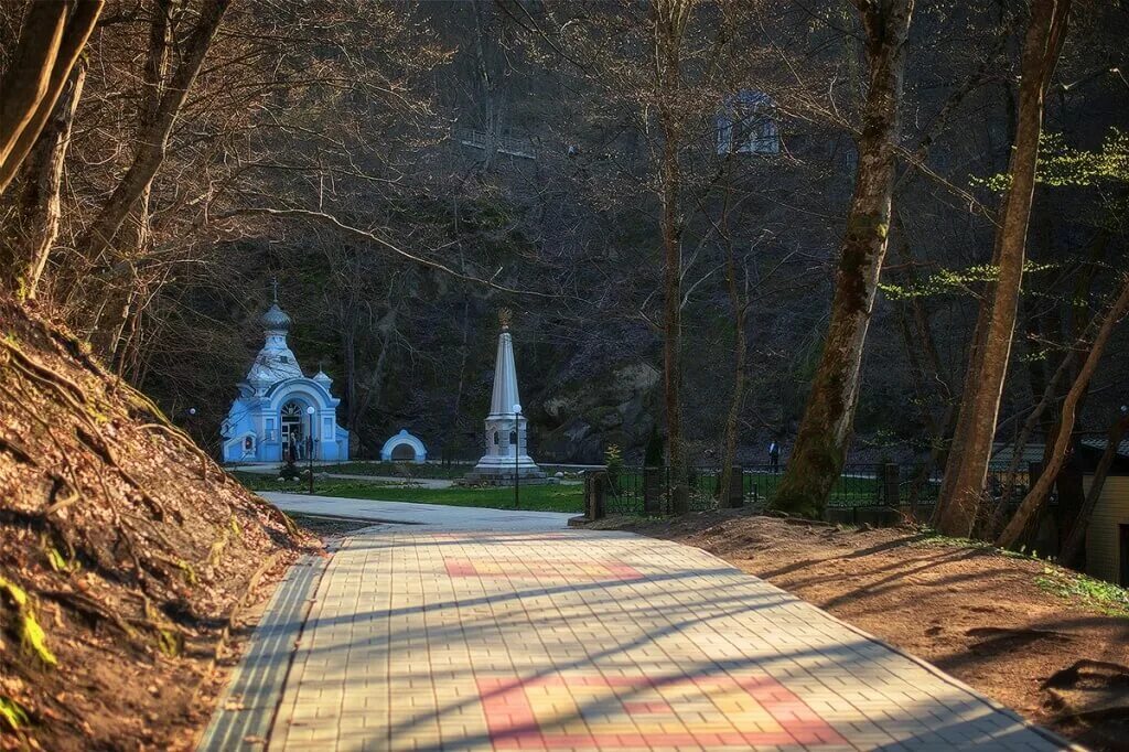 Курортный парк горячий ключ. Минеральная Поляна горячий ключ. Парк горячий ключ Краснодарский край. Целебный парк горячий ключ. Горячий ключ краснодарского края сегодня