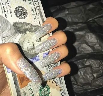Цвет денежного маникюра на октябрь 2024 года
