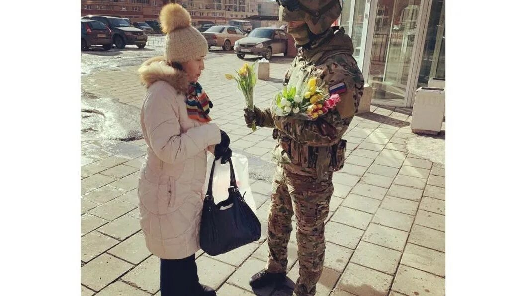 Спецназ дарит цветы. Солдат с букетом. Спецназовец дарит цветы.