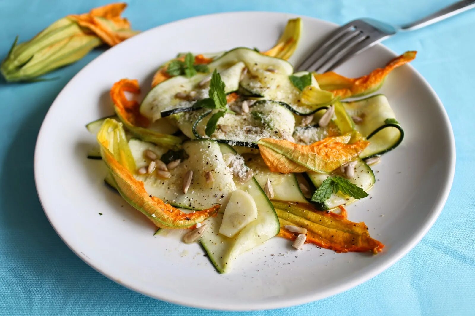 Салат из тыквы. Салат с кабачком свежим. Side dishes-гарниры. Салатик с кабачками жареными. Салат с жареными кабачками.