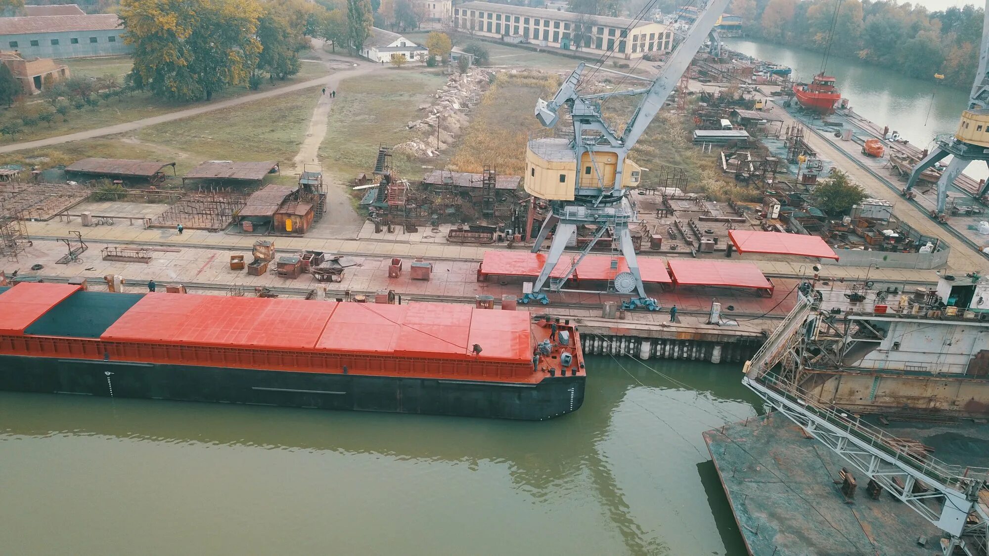Баржа в 1 00 вышла. Баржа 10000 тонн. баржа грузоподъемностью 3000 тонн. баржа грузоподъемностью 1100 тонн. баржа для перевозки зерна.