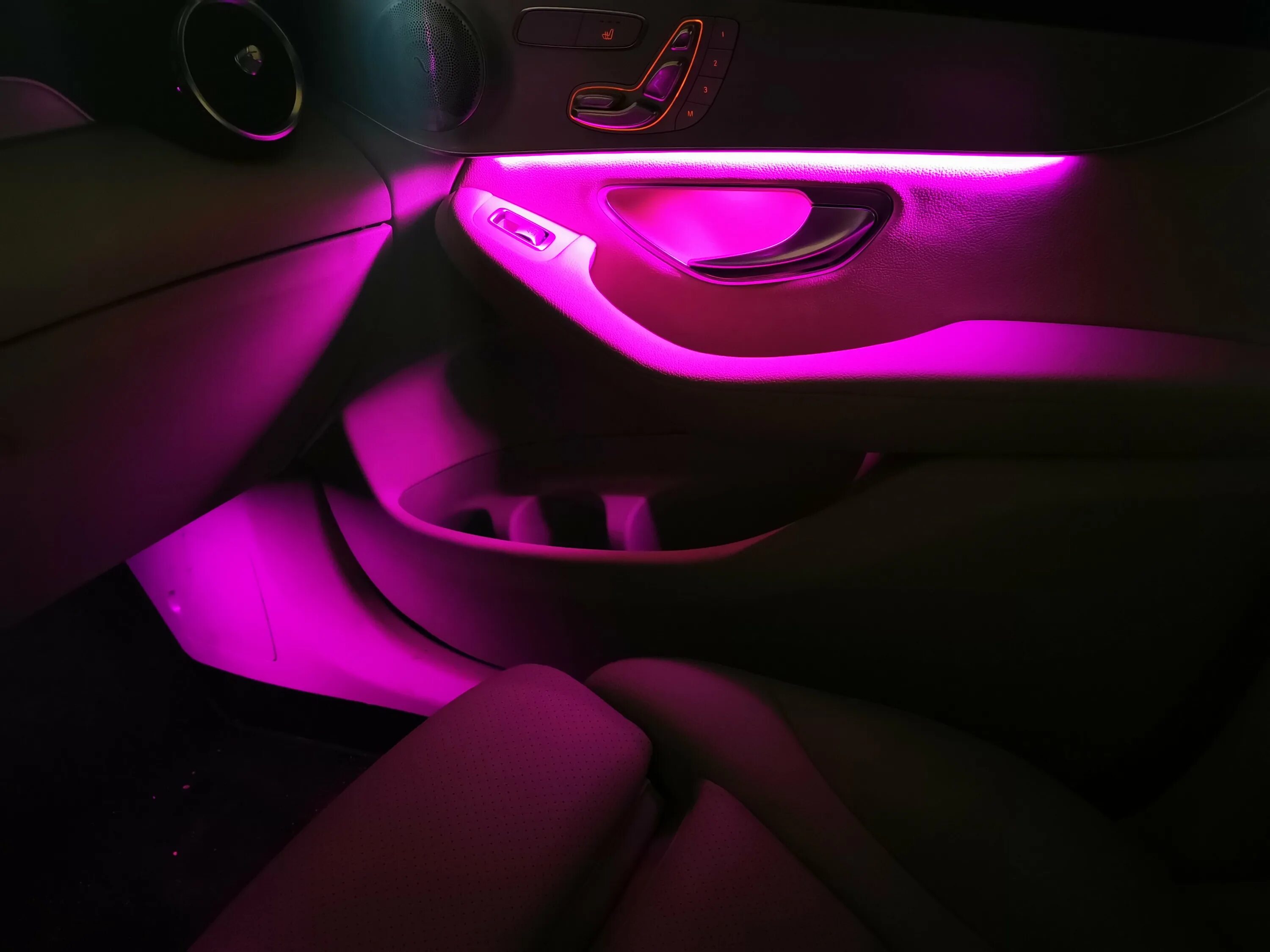 Включи лайт подсветку. Подсветка салона Мерседес b180. Мерседес подсветка салона Ambient Lighting. Подсветка Ambilight Mercedes. W216 подсветка салона.