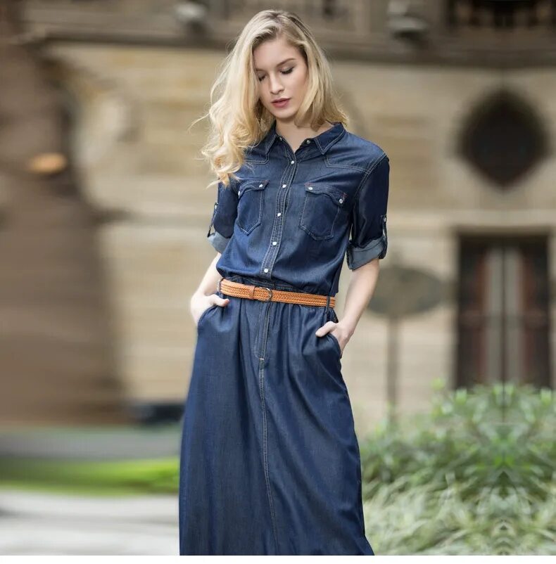 джинсовые вещи для женщин. лук с джинсовым платьем. тотал деним стрит стайл 2021. модная джинсовая одежда. платья джинсовый стиль.