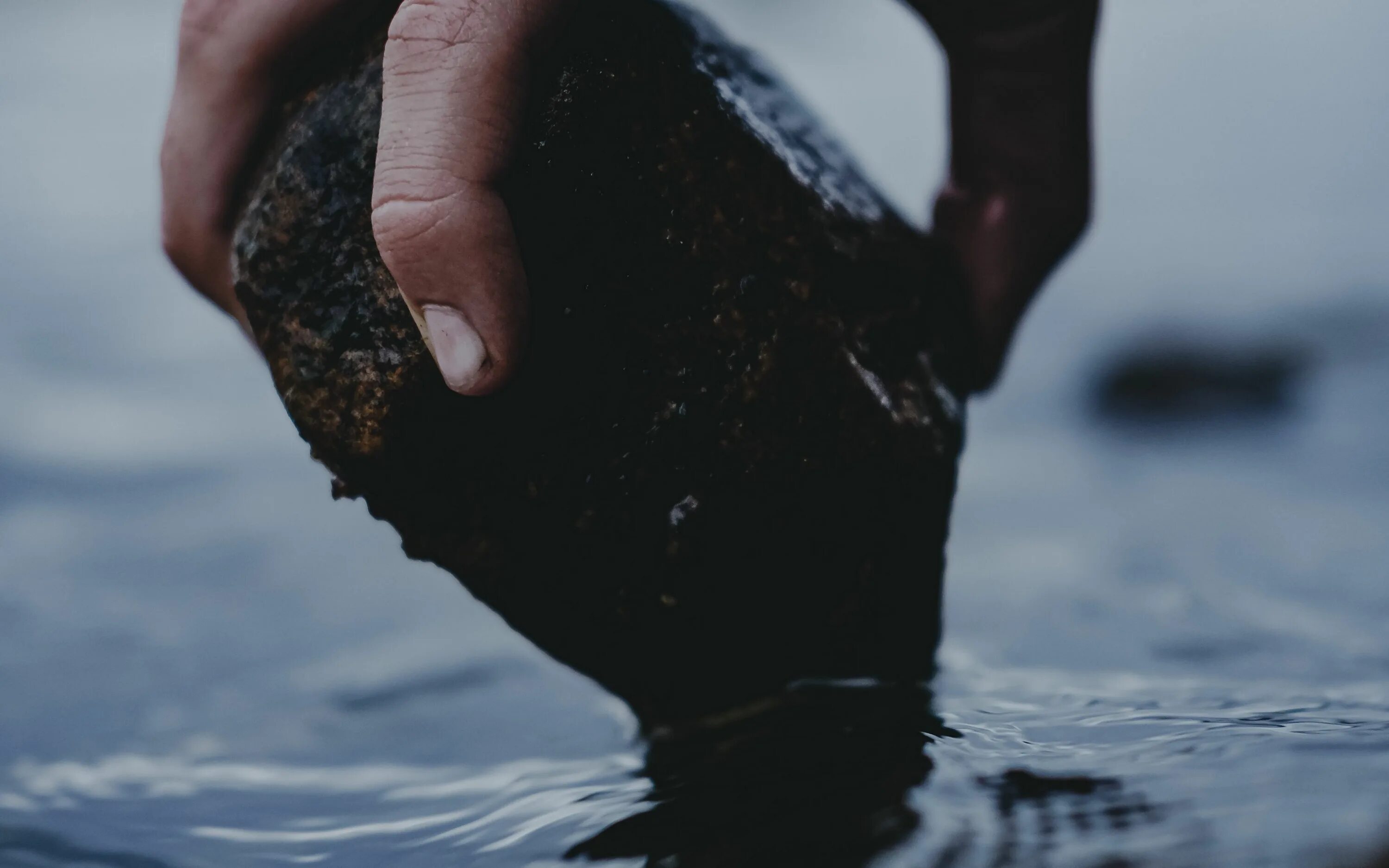 Камешки на ладони. Брошенный камень. Бросание камня в воду. Руки камни вода.