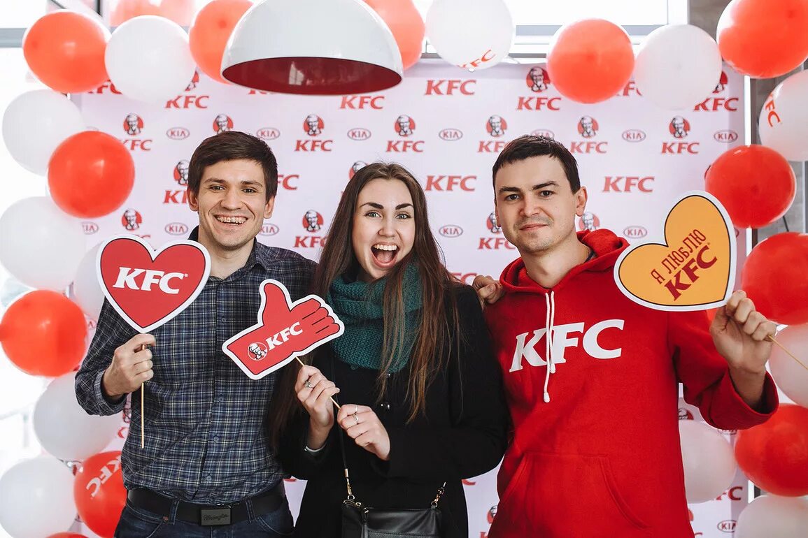 Ростикс ханты мансийск. KFC фотозона. Фотозона Ростикс. KFC Ханты-Мансийск.