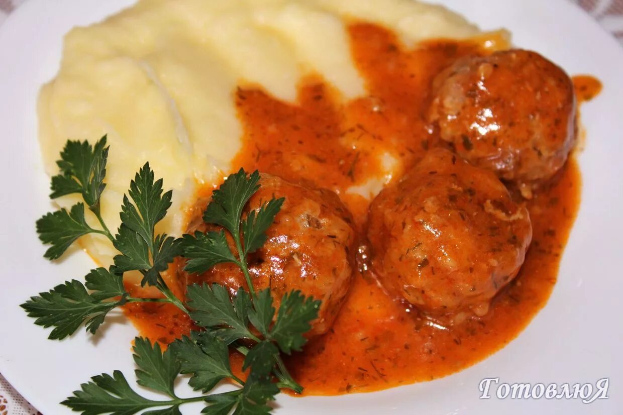Фрикадельки с подливкой на сковороде в сметанном. Вкусные тефтели с рисом с подливкой. Тефтели в сметанно-томатном соусе. Тефтели в томатном соусе. Фрикадельки с подливкой на сковороде рецепт простой.