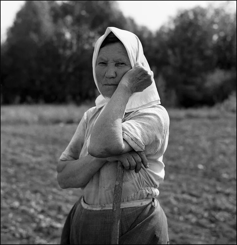 девочка колхозница руки. фотосессия в стиле крестьянки. женщина труженица. лицо крестьянки. девочка колхозница руки.