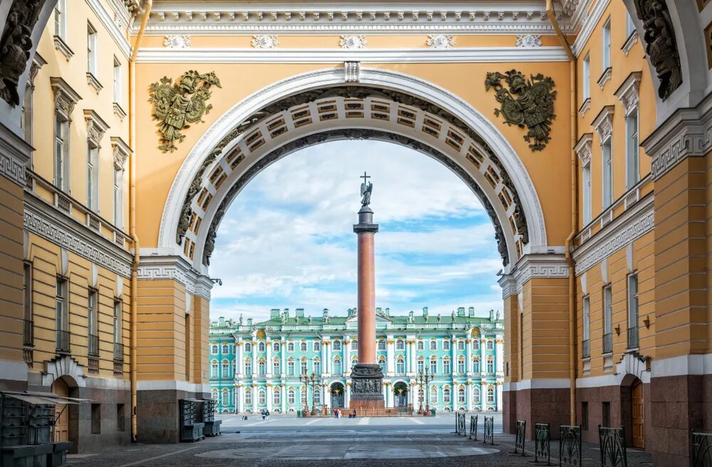 Дворец через. Арка главного штаба в санкт-петербурге. дворцовая площадь в санкт-петербурге эрмитаж. дворцовая площадь зимний дворец. эрмитаж дворцовая площадь.
