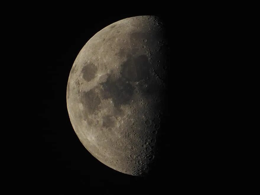 Половина Луны. Шестая Луна. Луна 2004 года. Снимок Луны в 1999 году. Луна 2009 год