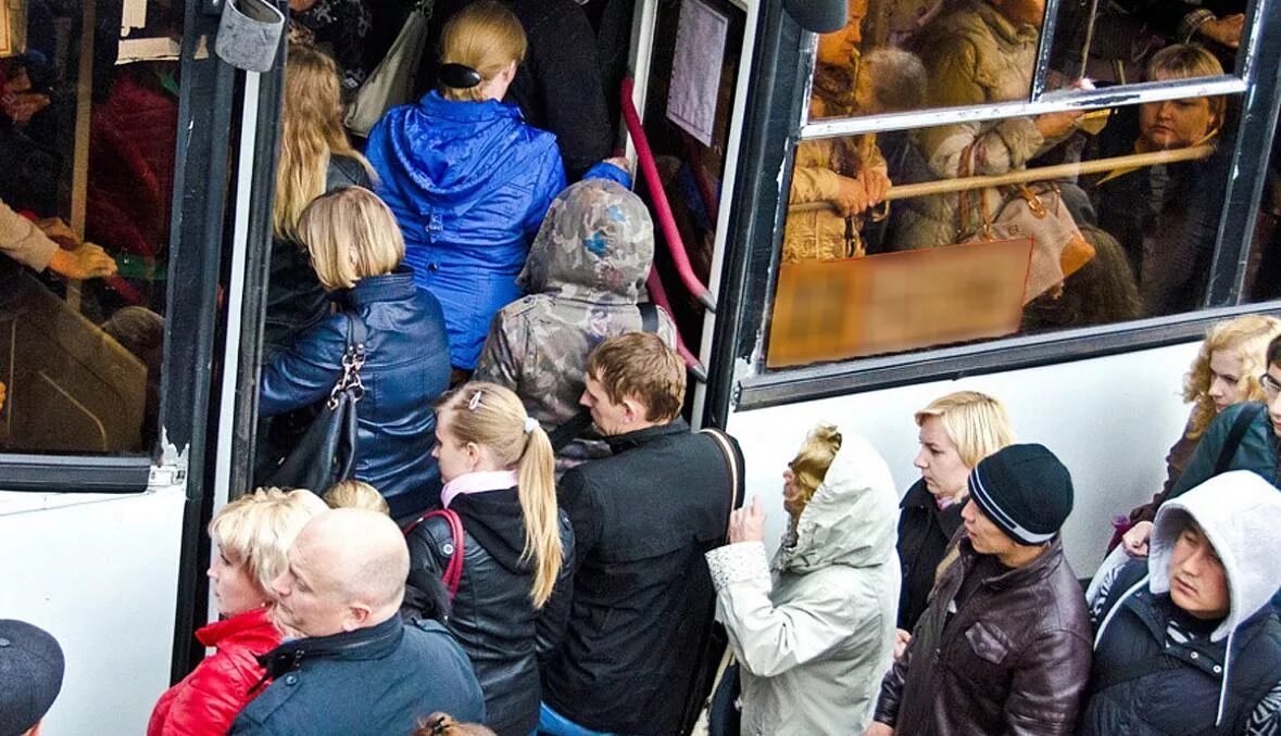 Много народу в автобусе. Переполненный общественный транспорт. Автобус битком. Толпа в маршрутке. Автобус набитый людьми.