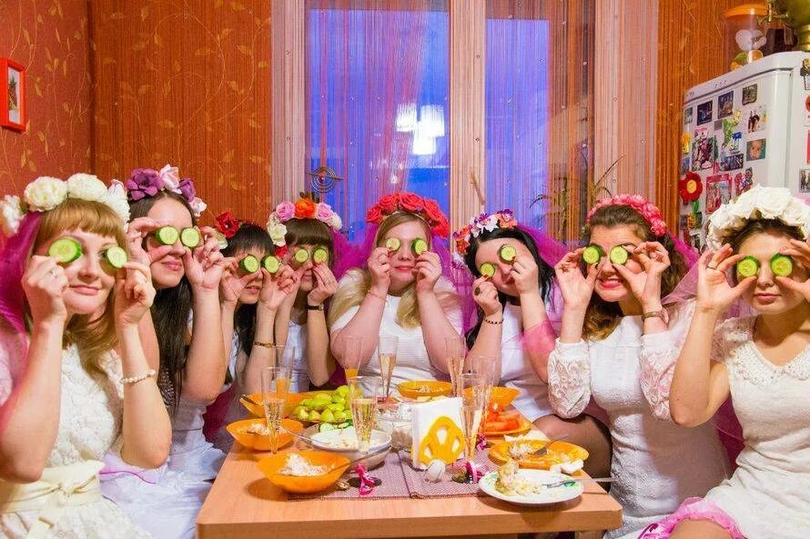 Сервировка стола на девичник. Фотосессия девичника на природе. Декор квартиры на девичник. Вечеринка с коктейлями. Красивый стол на девичник.