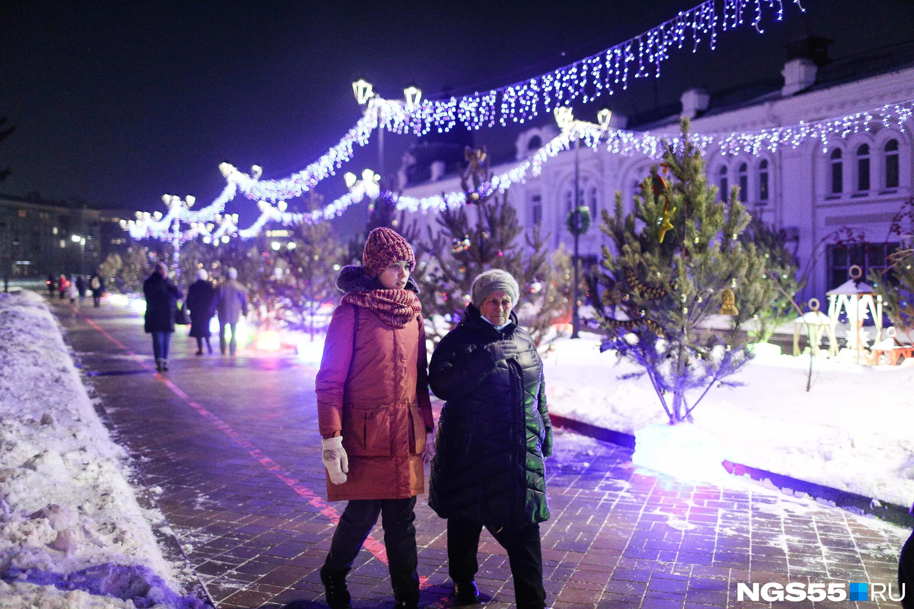 Рождественский омск. Омск вокзал с новый годом деда мороза. Рождественский сергей омск. Новогодний омск 2019 фото. Воскресенский сквер омск каток.