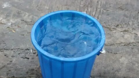 Ведро дало течь и вода