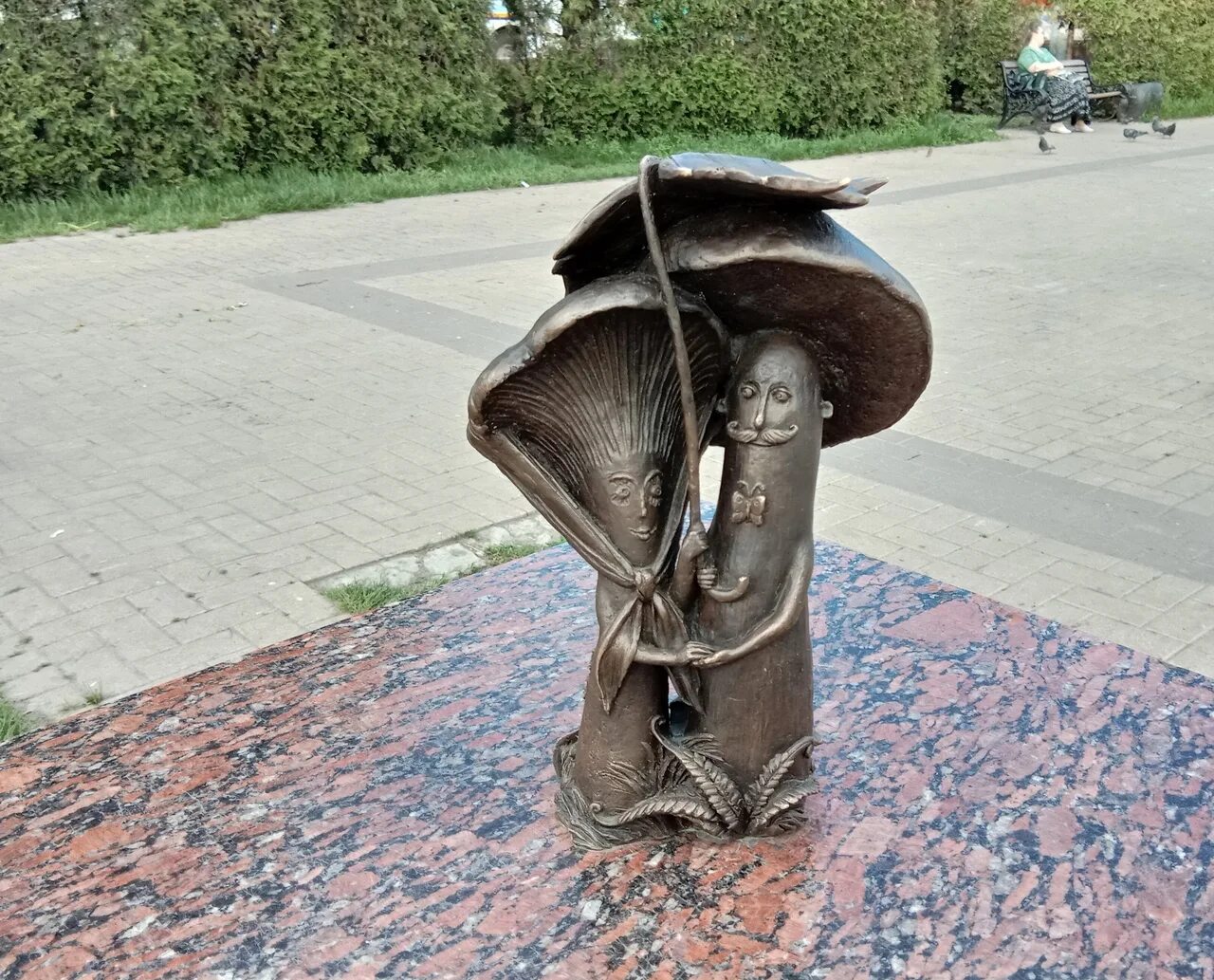 Почему в рязани грибы. Памятник «у нас в рязани — грибы с глазами», рязань. памятник грибам в рязани. памятник грибы с глазами в рязани. скульптура грибы с глазами рязань.
