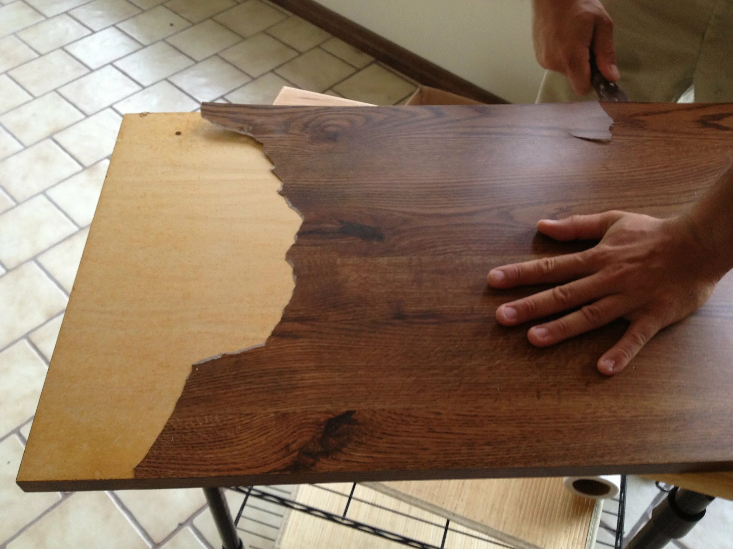 Деревянное покрытие стола. Ламинирование деревянных поверхностей. Старый стол из ДСП. Восстановление стола из дерева. Как снять ламинацию